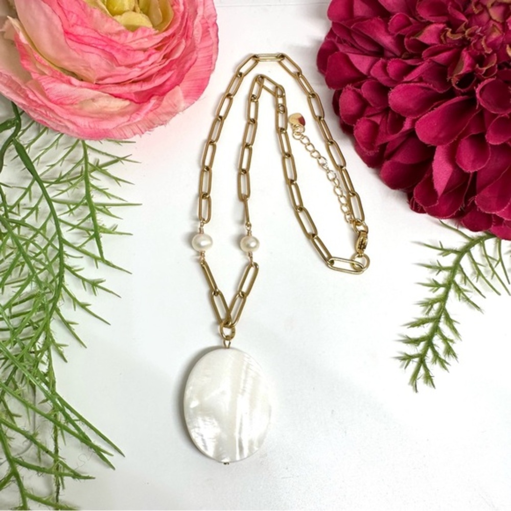 NEW⚜️Mother Of Pearl Charm Necklace